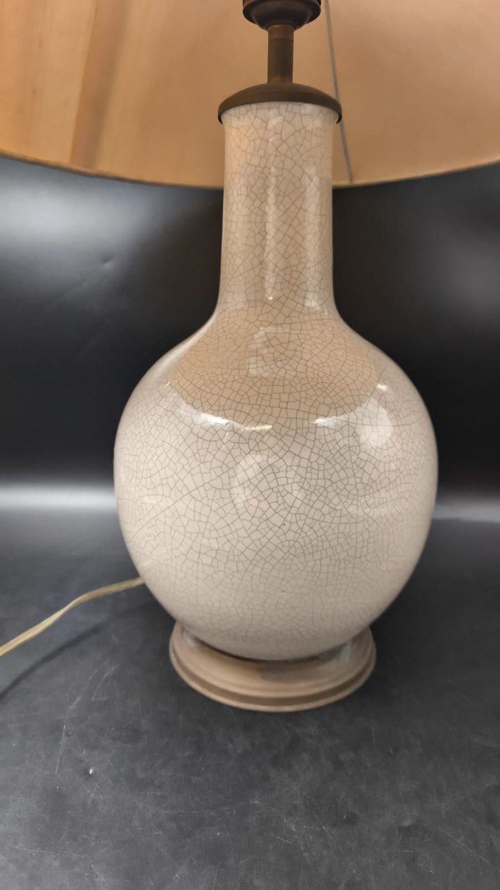 Candeeiro de mesa em cerâmica craquelê com montagens em metal
