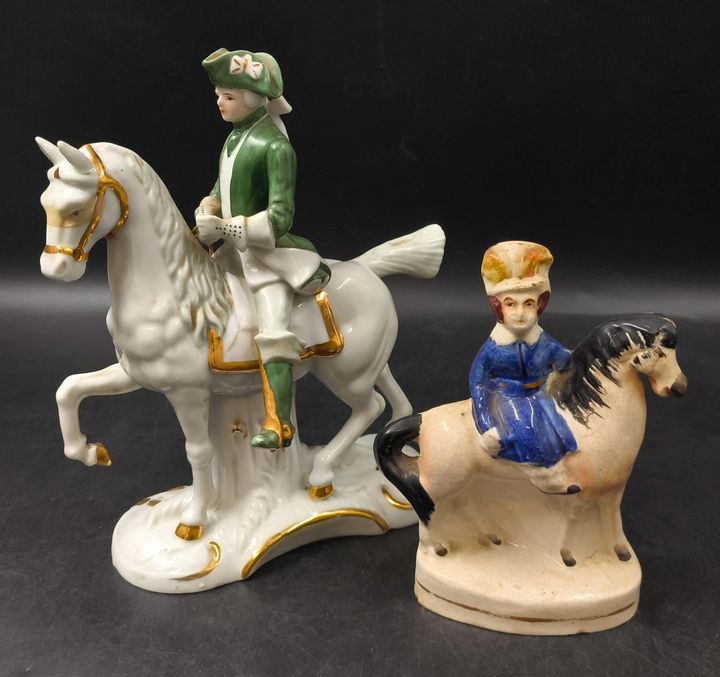 Duas figuras a cavalo em porcelana europeia policromada